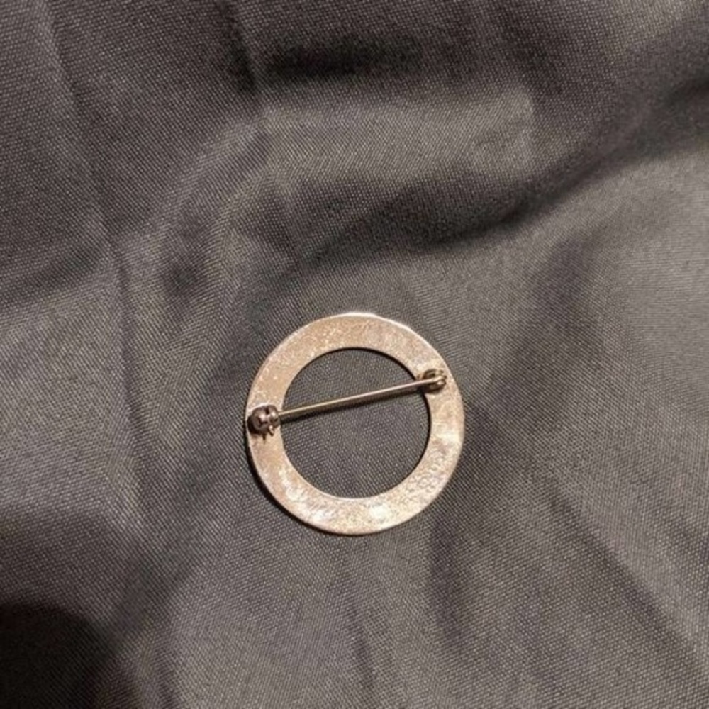 Simple Silver circle pin - Picture 3 of 3